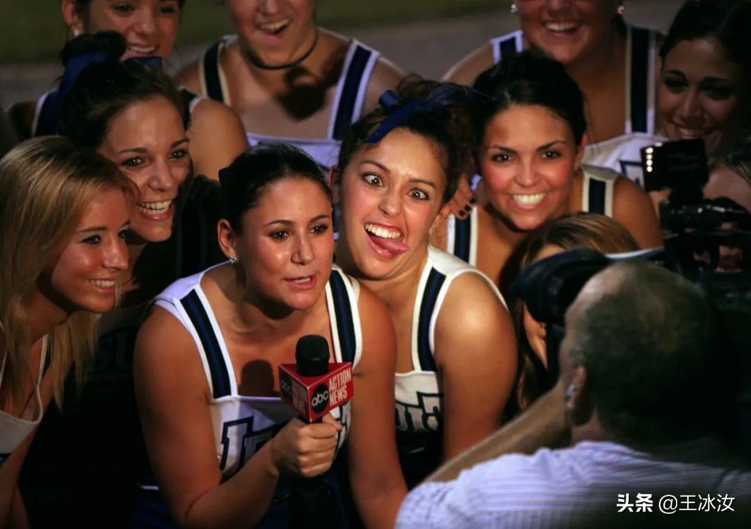 又是金发美女，特朗普最新发言人火了，还是大