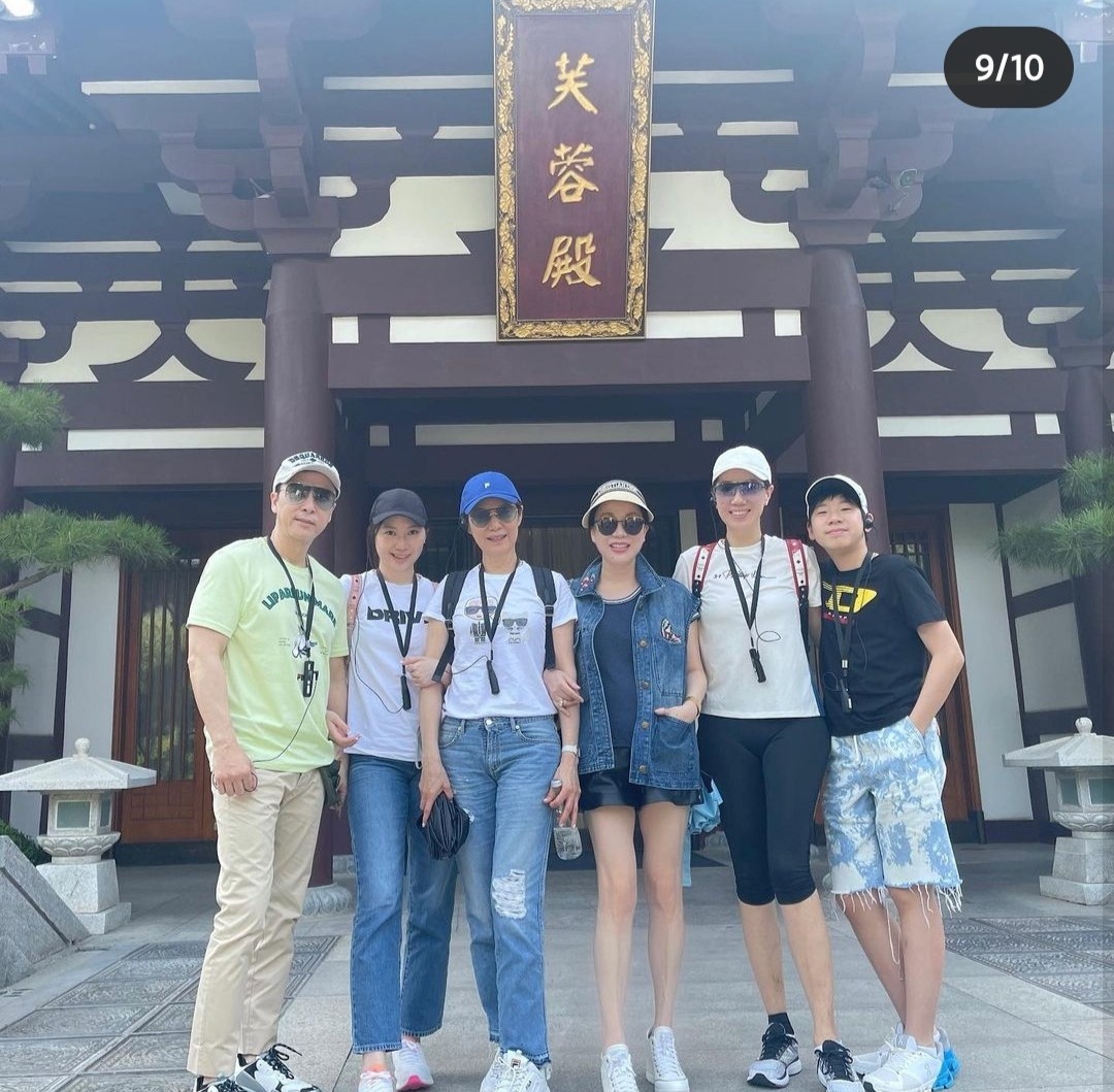 甄子丹全家赴西安旅游，儿女身高快超过爸妈，甄子丹搂妻子拍合照