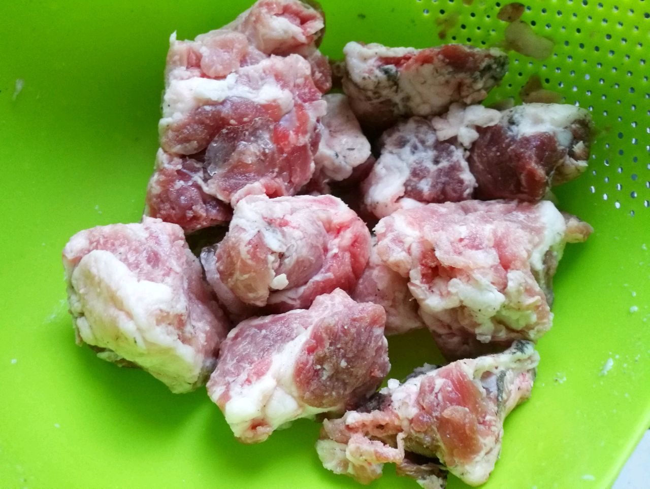 蓮藕可以養顏美容，延緩衰老，和排骨一起熬湯，味道非常鮮美