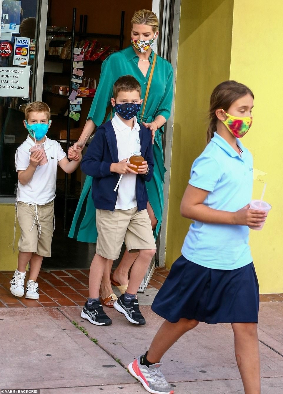 川普退休“妻离子散”？孤身曝再选总统，妻女