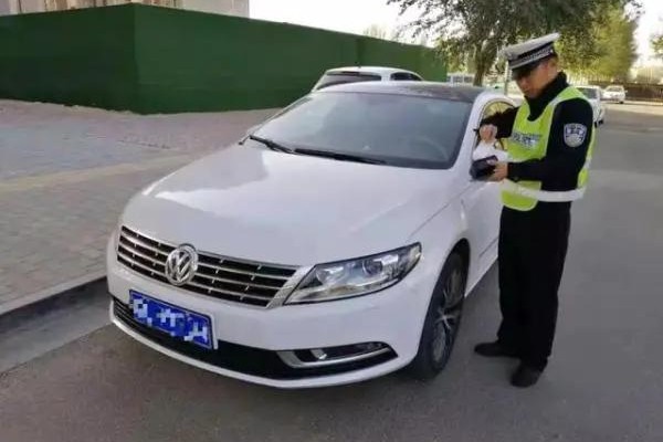 交警查车时，为何先摸一下汽车后备箱？主要是