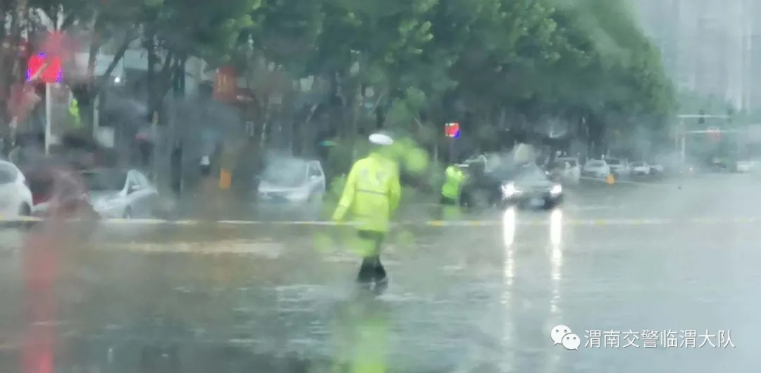 临渭交警：我为群众办实事 雨中“荧光绿” 守护群众安全行