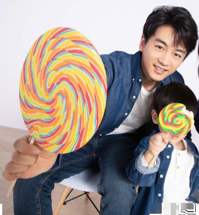 陈晓陈妍希送儿子上学，小星星走出大哥步伐，穿校服肉乎乎太可爱