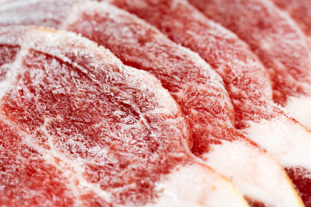 解凍肉很簡單，不要只會加清水浸泡，教你1技巧，吃起來不輸鮮肉