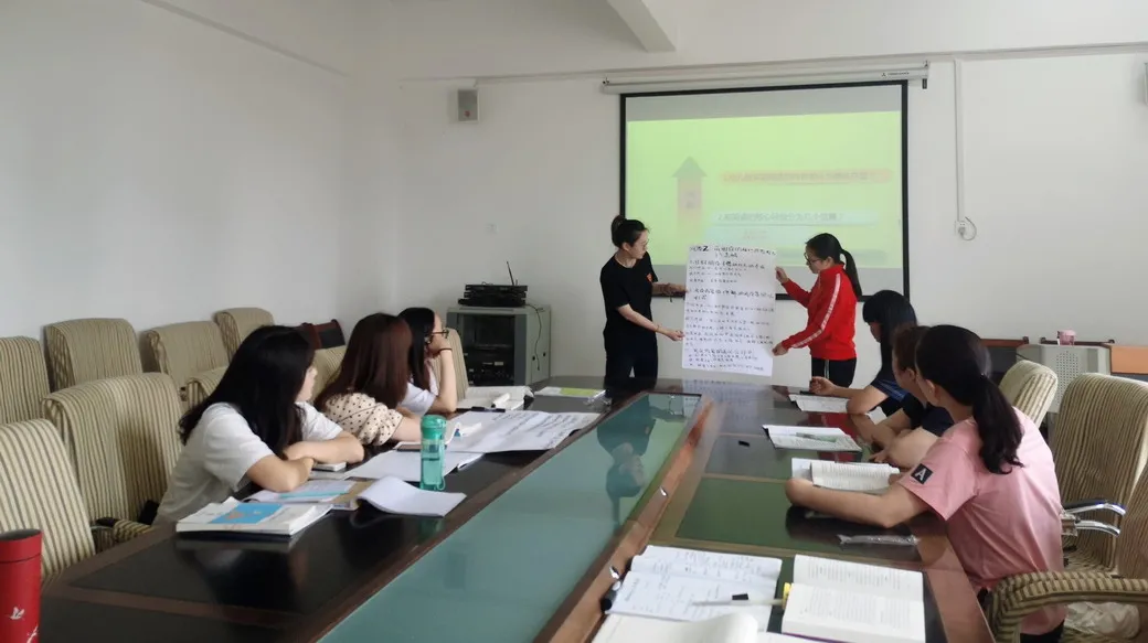 以研促教,共探成长——华阳幼儿园西区开展有效阅读教研活动