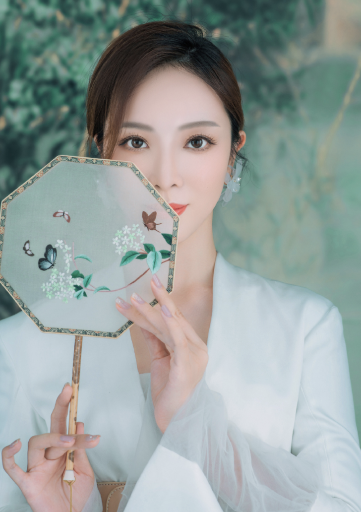 不当央视一姐，也没嫁给老头！李思思被80后老公