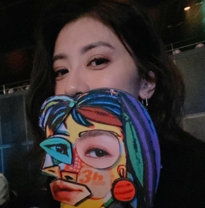 贾静雯发文道女儿先天弱视，双眼差600度，引起网友共鸣和注意