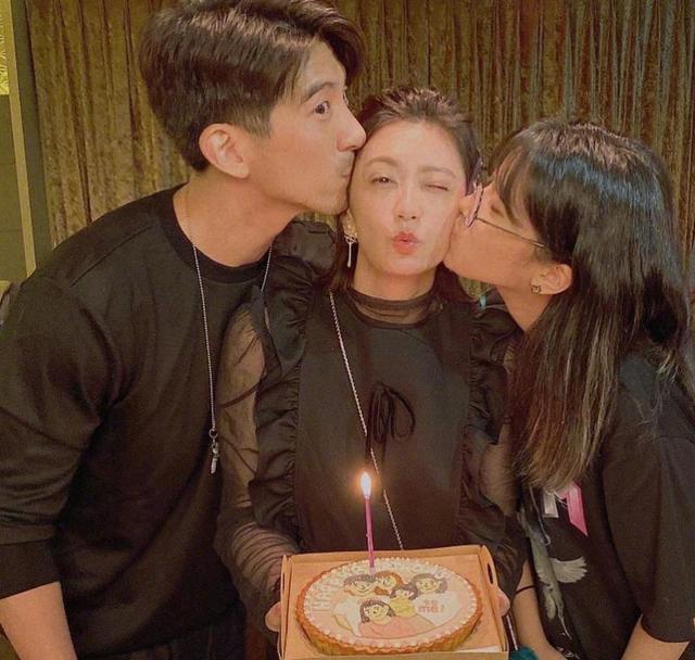 咘咘波妞穿同款，手持賈靜雯自創品牌新品麵條，變代言人古靈精怪