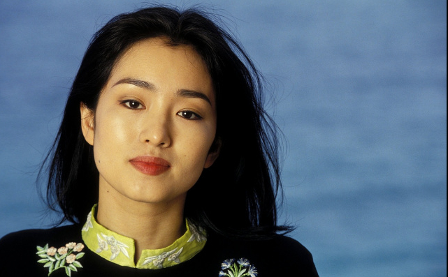 巩俐拍老公好甜，没想到2021年第一把狗粮来自巩