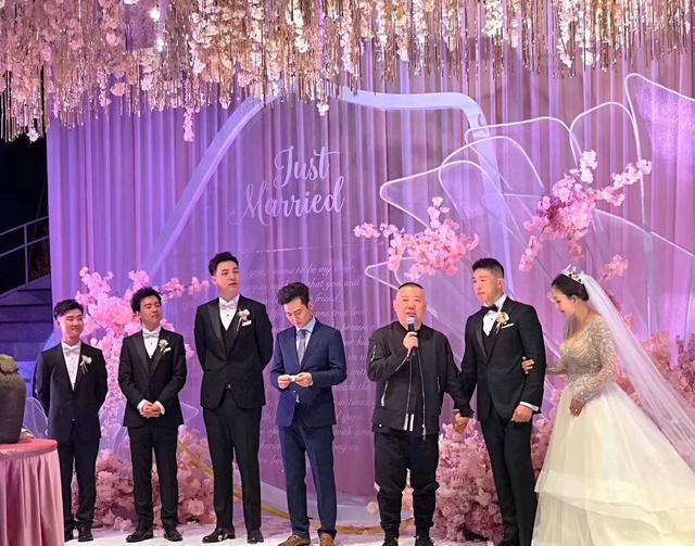后来的烧饼结识了妻子郑胡昕,两人的婚礼找来了德云社众多师兄弟做