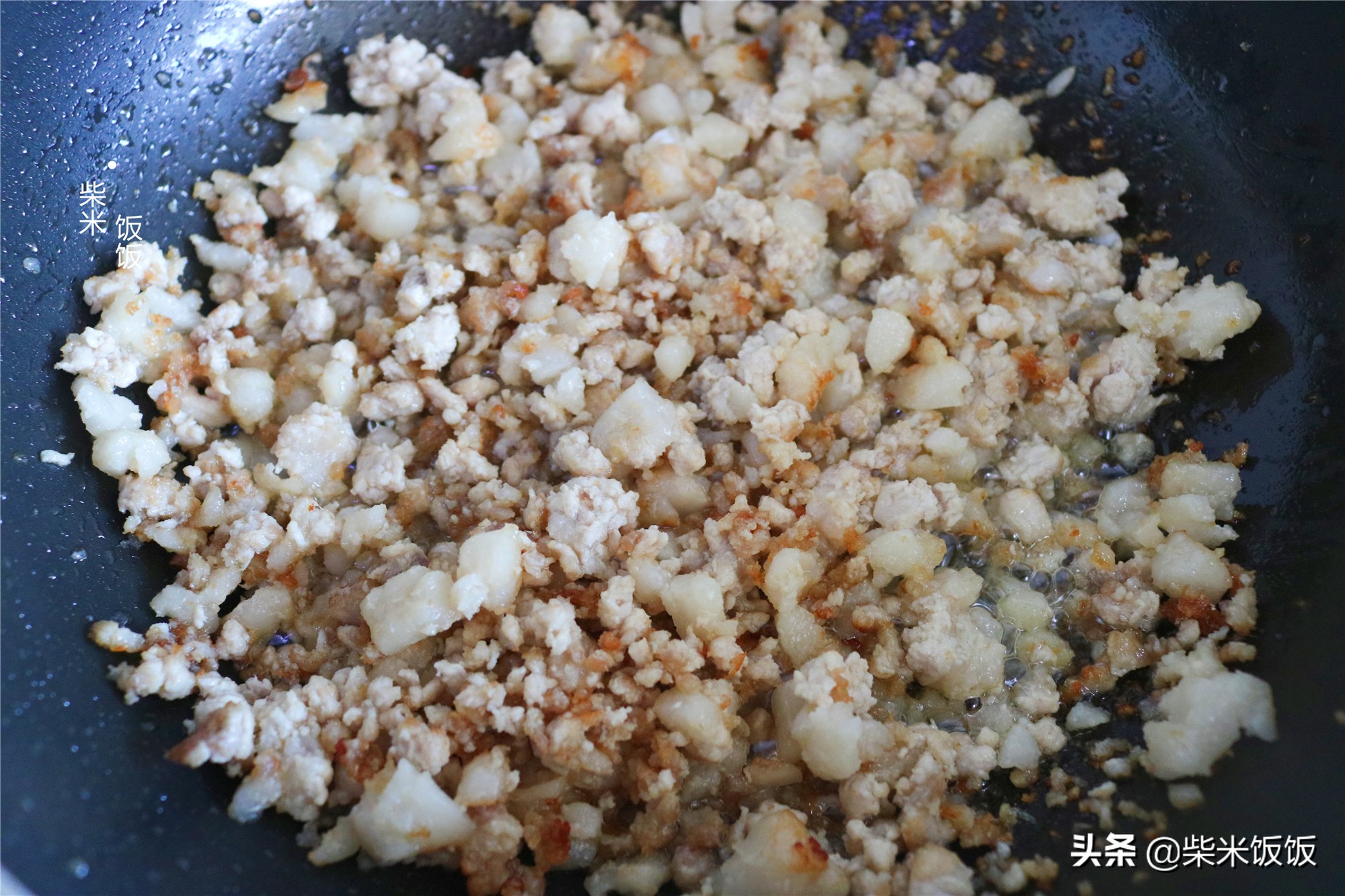 夏季蒸包子，這個餡的要試試，比韭菜更鮮美，個個飽滿不塌陷