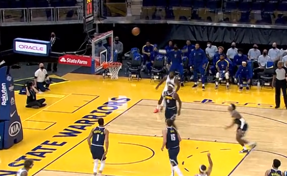 【影片】熟悉的味道！Curry復出後第一顆三分，手起刀落板凳席隊友提前慶祝！-黑特籃球-NBA新聞影音圖片分享社區