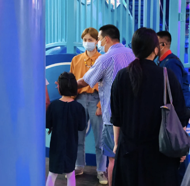 黄磊4岁儿子正脸首曝光！一脸呆萌留着寸头，穿破洞裤打扮潮流