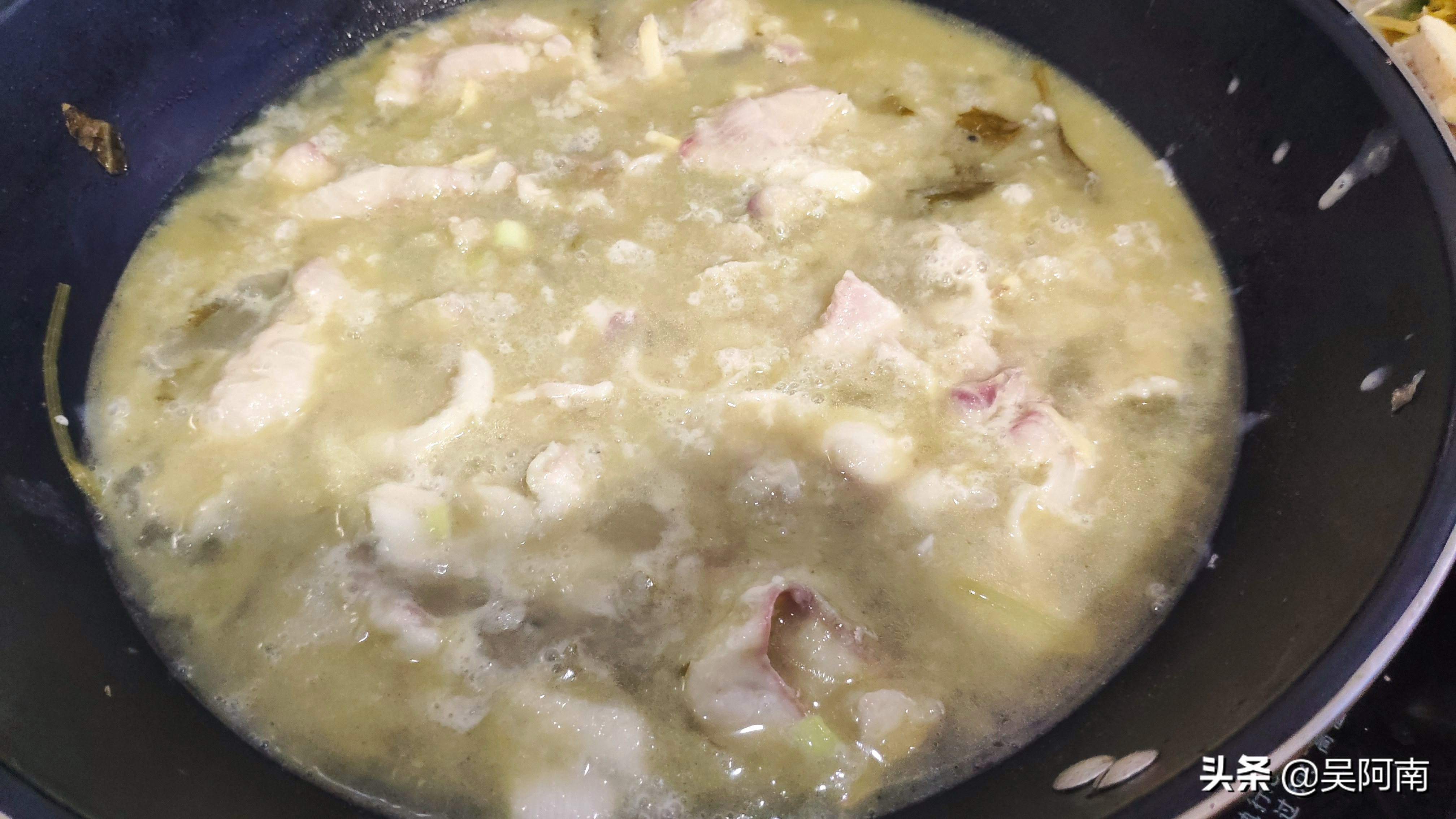 这才是酸菜鱼的正宗做法，鱼片嫩滑，汤汁酸爽，一吃就上瘾