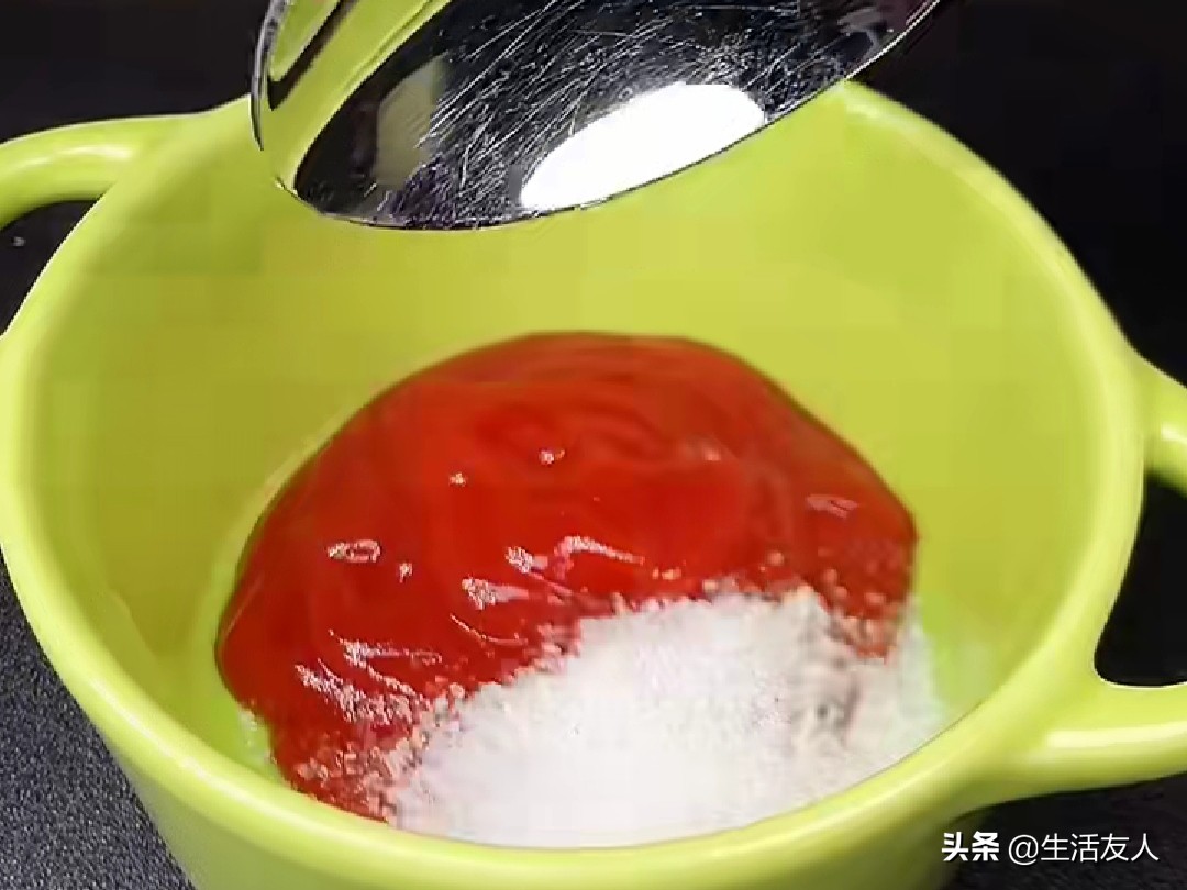 Prepare a piece of chicken breast. The chef teaches you how to make sweet and sour tenderloin, which is more delicious than pork.