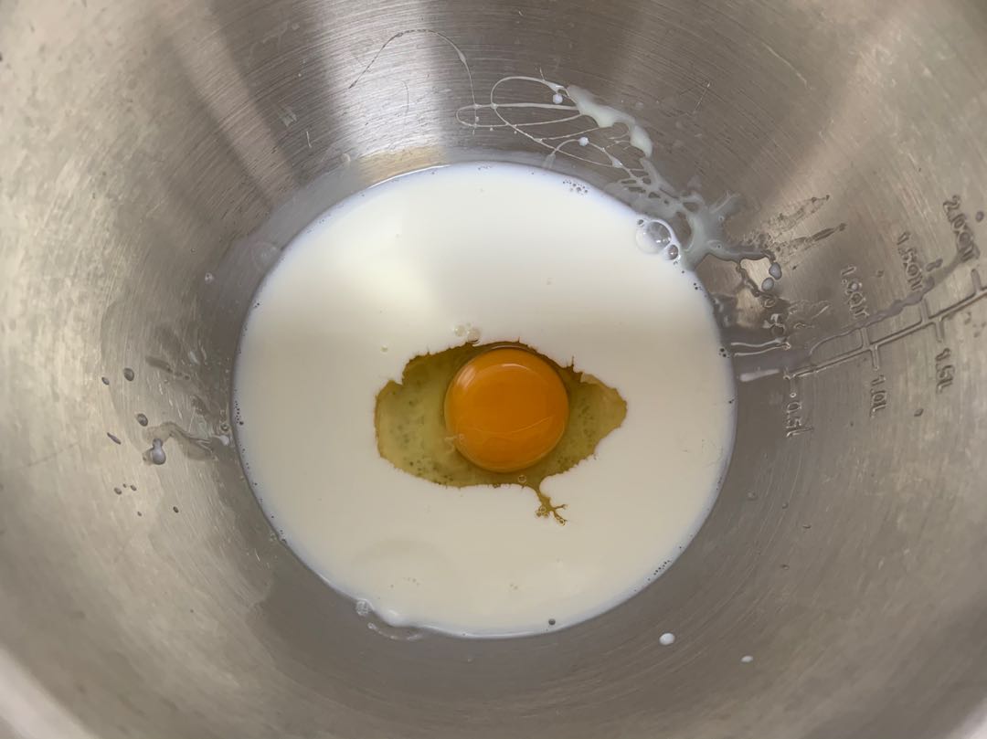 Since I learned this recipe of bread, I have never been in a cake shop again. The milk is rich and it is soft after 3 days.