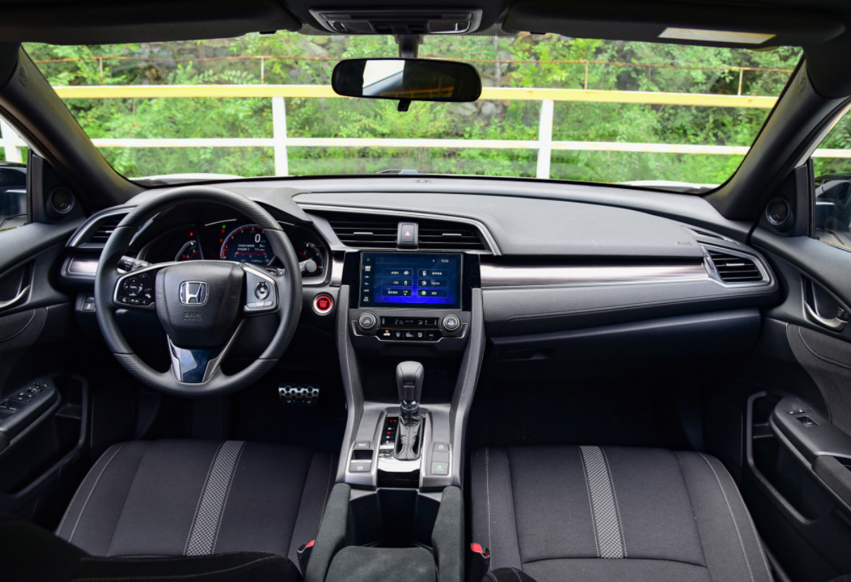 本田思域颜值高，1.5T爆177马力动力强悍，高性能买菜车