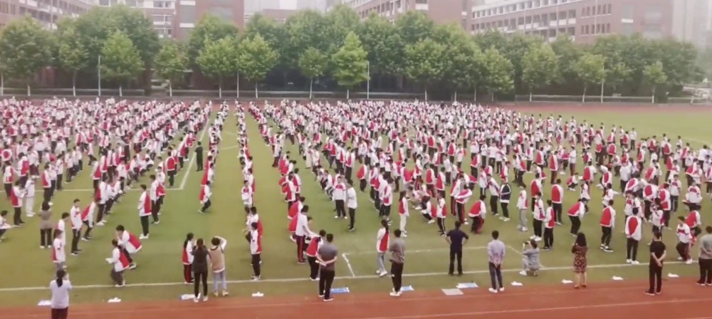 安徽合肥一中学缓解中考压力!组织师生做游戏(图1)