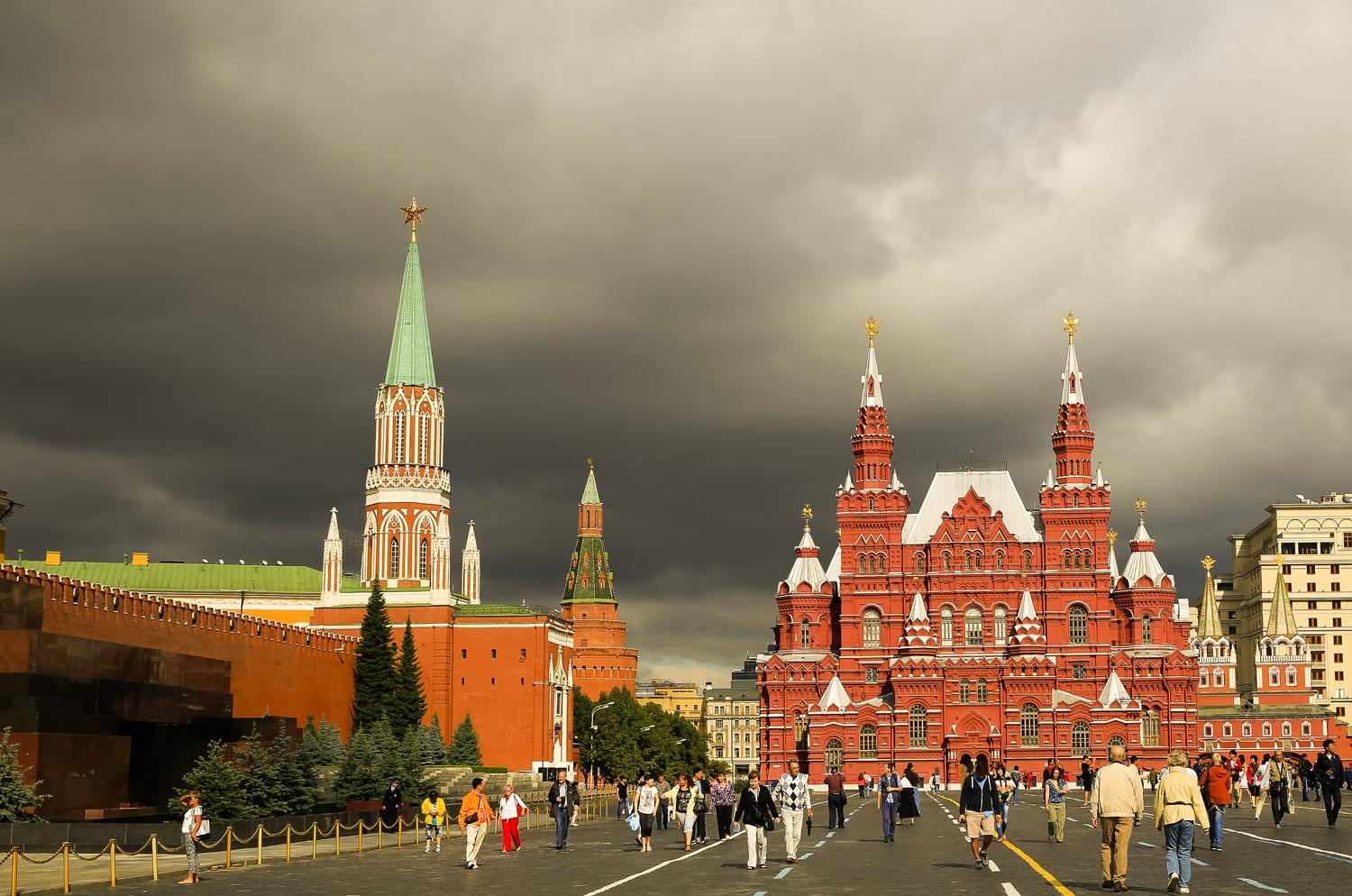 远亲不如近邻，内忧外患的俄罗斯为何最终选择