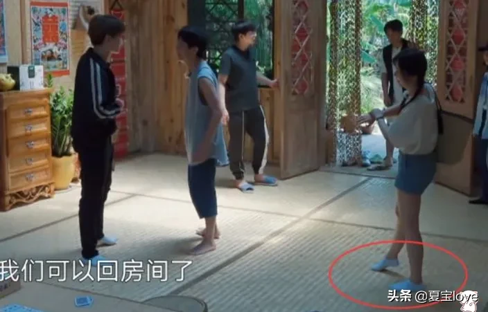 谭松韵的金莲脚火了，她脱下鞋子后，网友：这