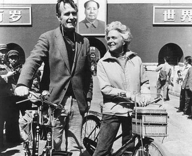 老布什带着夫人，待中国13个月，极其爱吃