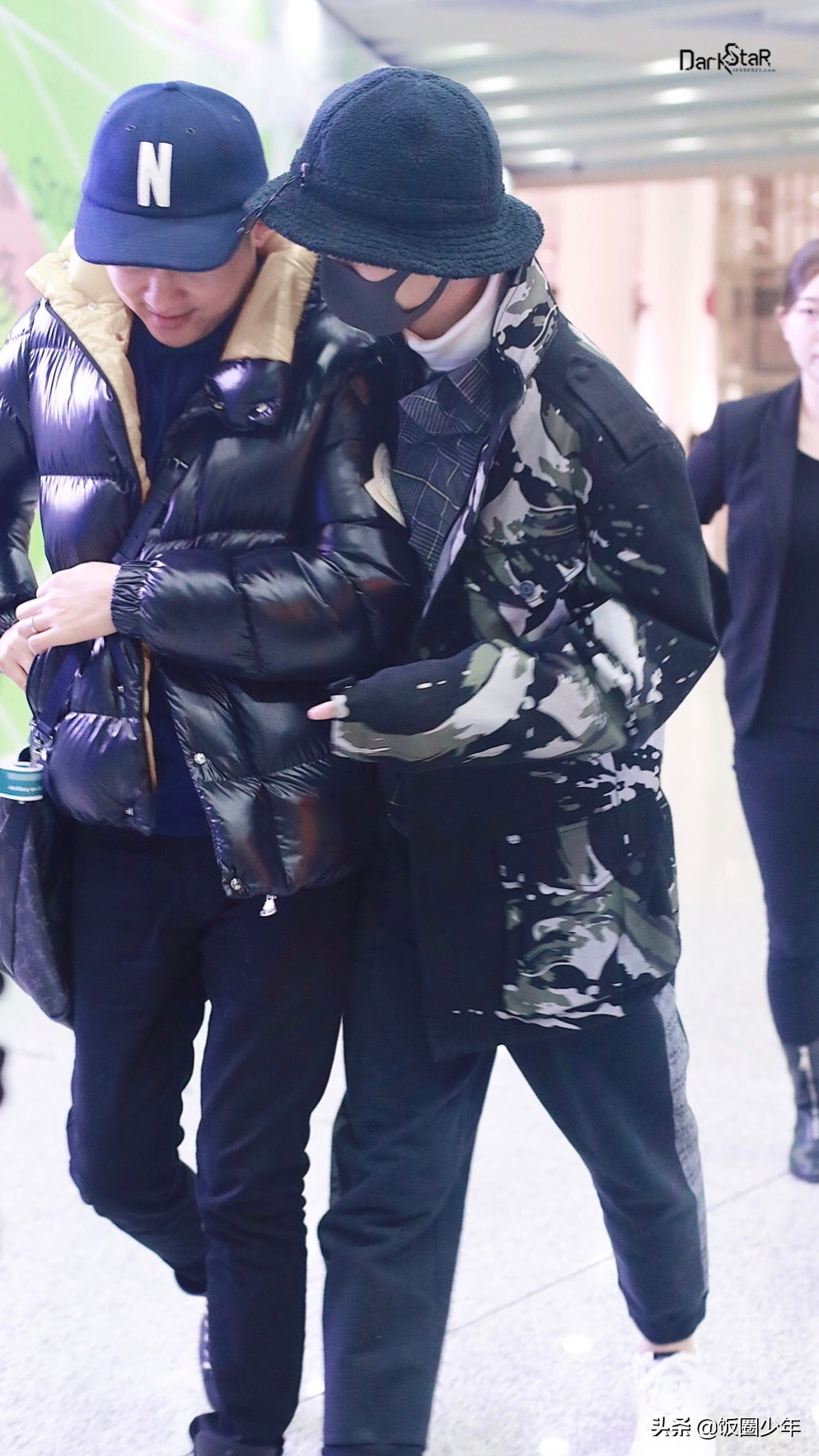 王俊凯玩游戏，身边的工作人员第一次出镜，助