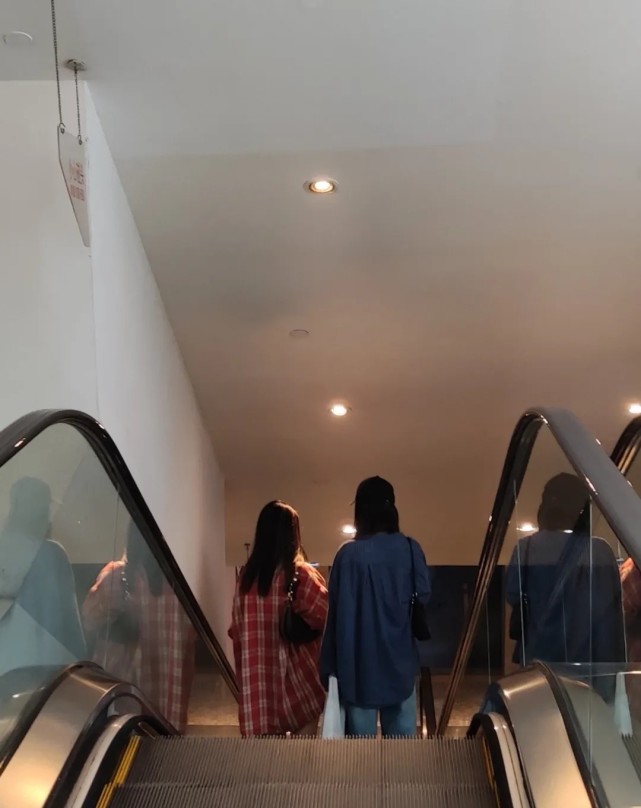 杨幂又双叒被偶遇逛街，购物太大气，网友：她在批发吊带吗