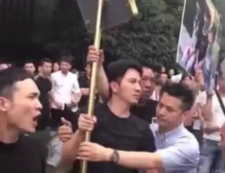 啥情况？曝林生斌与女儿罕见露面，女儿暖暖已经长大了不少