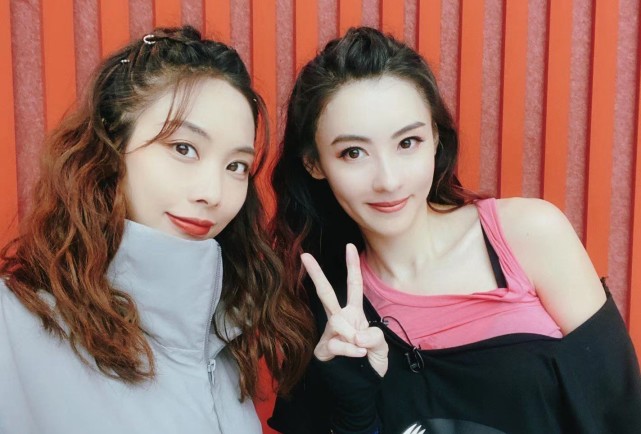 張柏芝逛超市被路人認出，穿極其寬鬆的外套都無法掩飾隆起的腹部