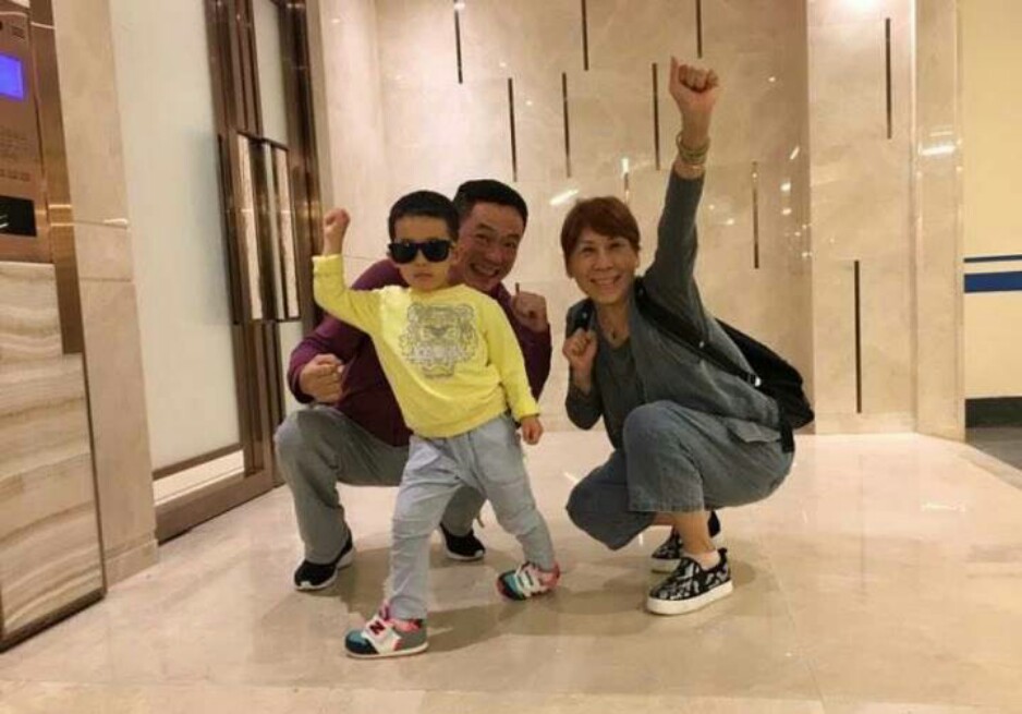 应采儿晒祖孙同框，妈妈抱外孙超有爱，三个月的HoHo依然清瘦