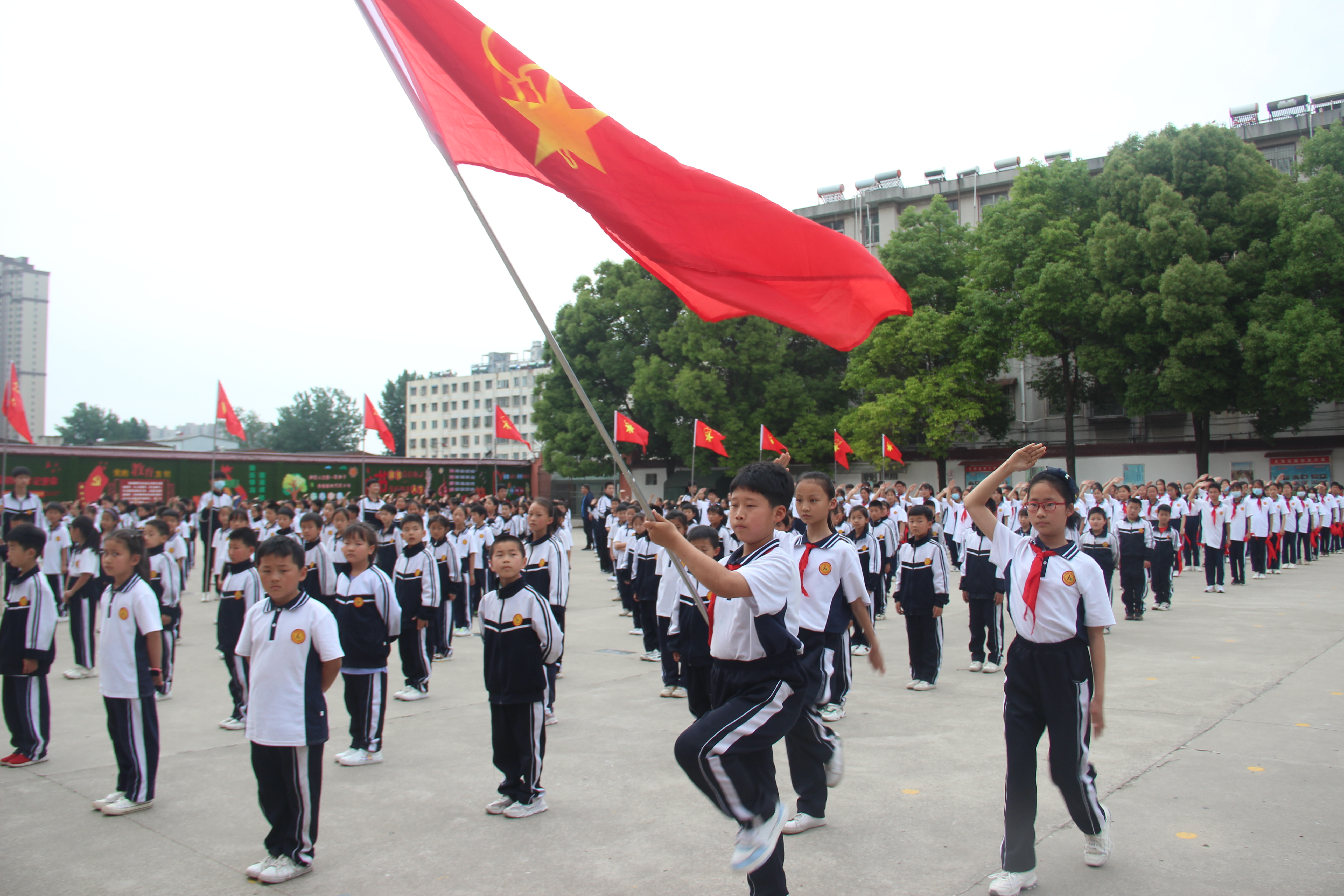 駐馬店市第十二初級(jí)中學(xué)怎么樣?新隊(duì)員入隊(duì)儀式(圖2) 駐馬店市第十二初級(jí)中學(xué)怎么樣?新隊(duì)員入隊(duì)儀式(圖2)