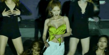 泫雅上衣险些走光惹争议，性感穿搭惊艳全场，