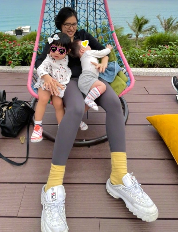 谢依霖孕后晒照，当妈后瘦出“漫画腿”，儿女