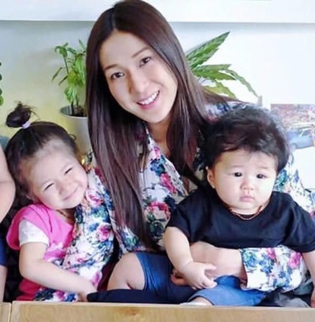 鍾嘉欣曬全家福，嫁大13歲老公成闊太，兒女顏值不敵媽媽