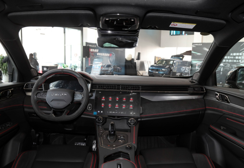 不过参考领克03与领克03 可以预知,领克05 大概率会延续凭克05的内饰