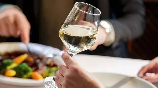 为什么喝红酒一定要用高脚杯？