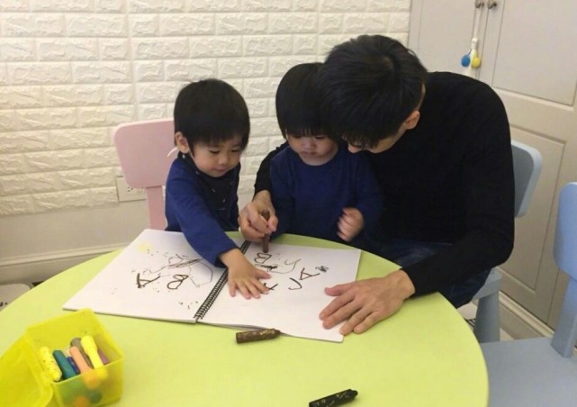 林志穎曬4歲雙胞胎兒子學漢字，雙子星寫複雜的繁體字，字跡工整