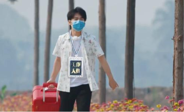 向往的生活开播，张子枫不敢给周迅递水被群嘲，网友：想念大华