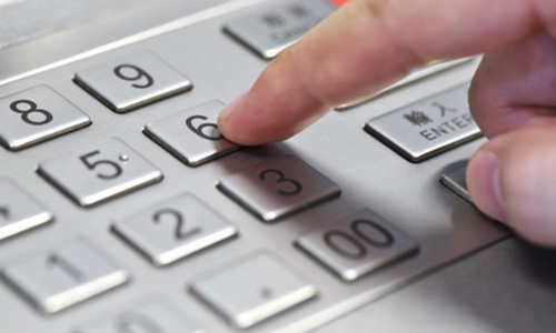 银行职员推荐客户开通网银，到底该不该办理？