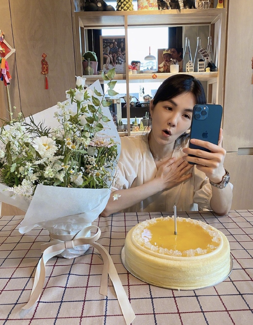 40岁Ella晒全家福庆生，与老公嘟嘴卖萌，儿子劲宝秀气如女生