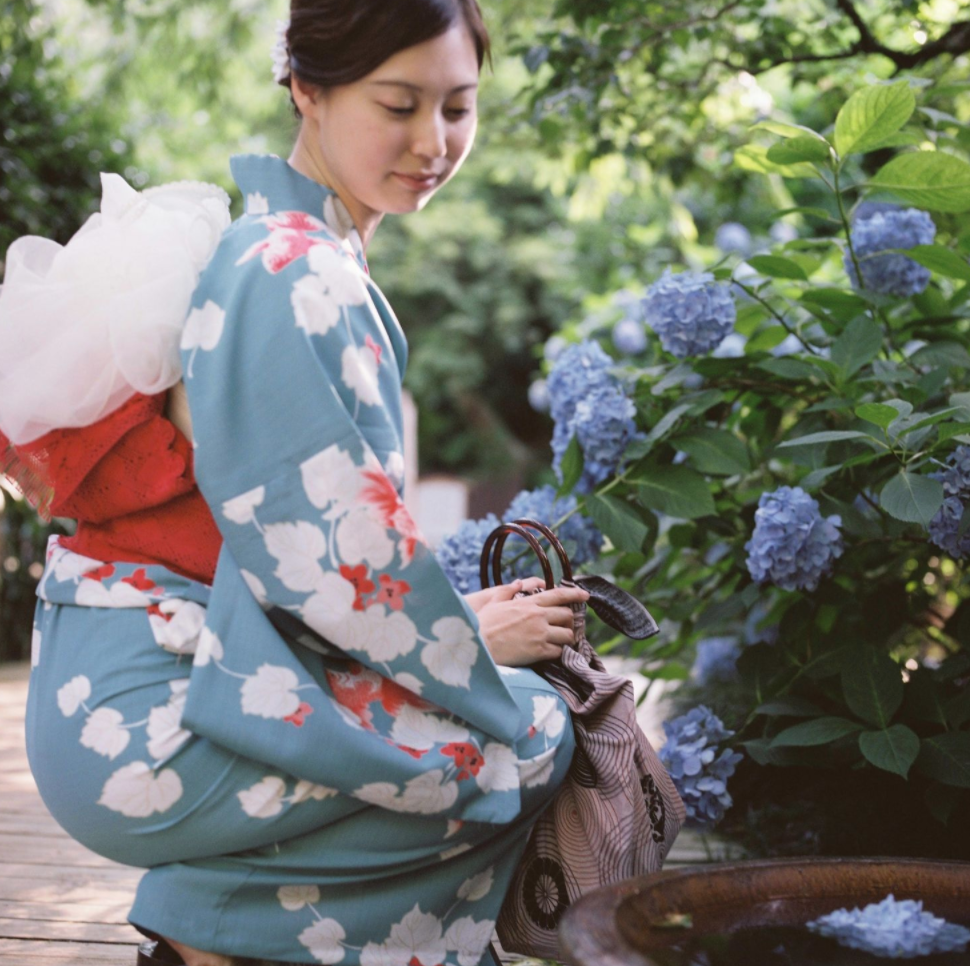 顶尖大学才女失业，沦落色情业陪酒！日本年轻人已经内卷成这样了