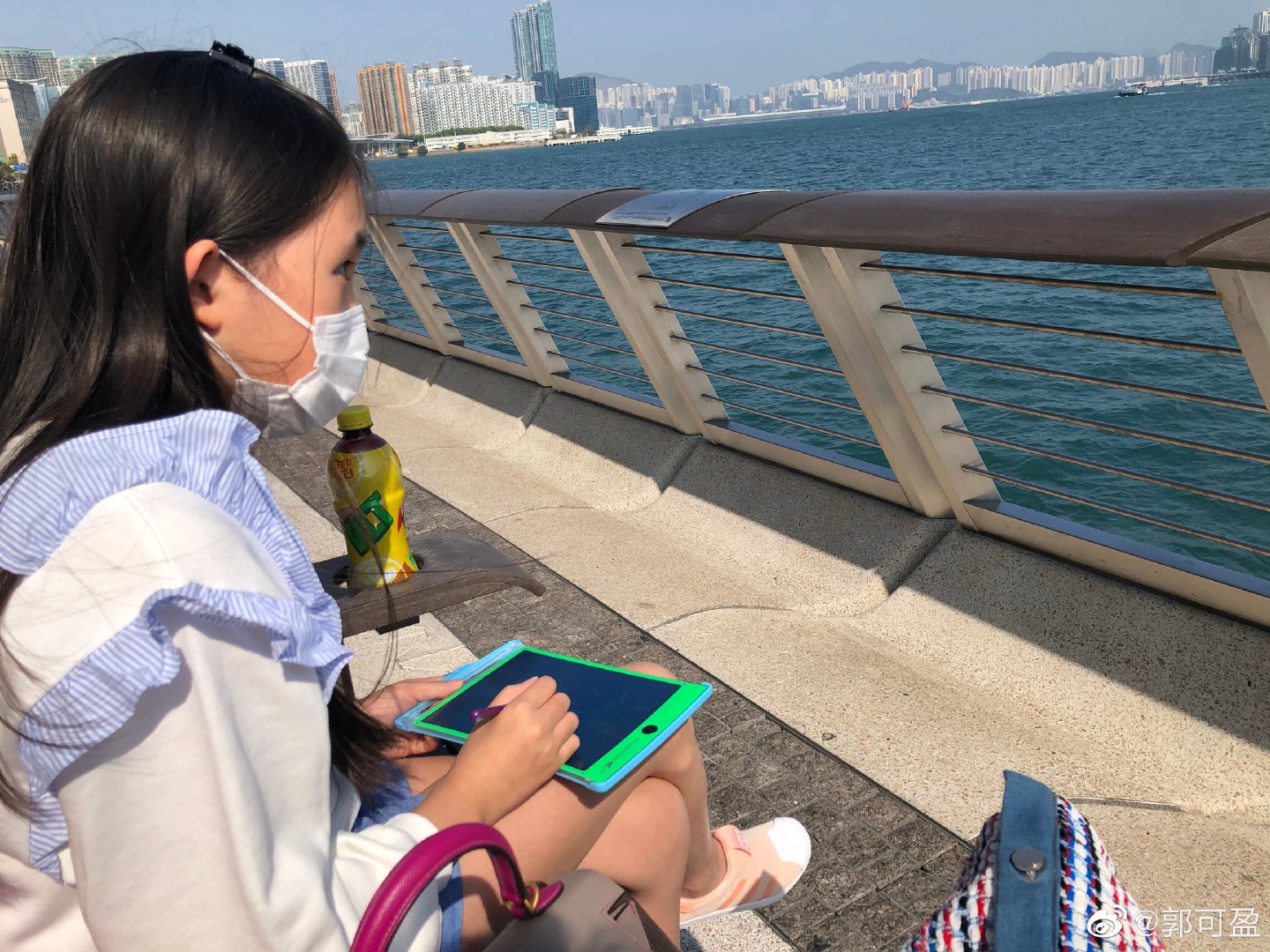 郭可盈和女兒穿同款造型似姐妹，11歲津津很有大家閨秀氣質
