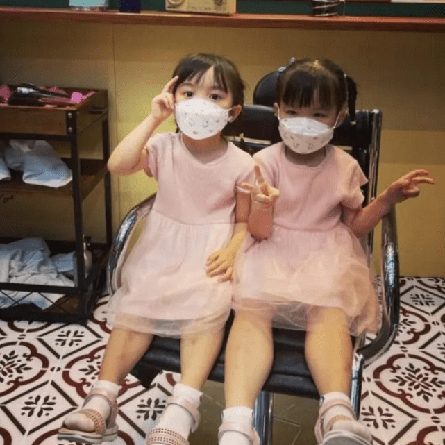 熊黛林老公父亲节晒双胞胎女儿，小姐妹变豪车小模特可爱表白爸爸