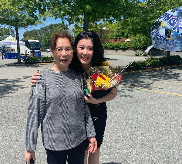 杨子18岁女儿晒毕业照比继母显老，生母陶虹罕见