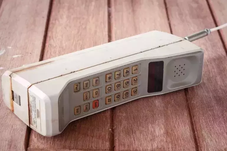 寻物 | 华为5G折叠屏火了！还记得你用过的第一台手机吗？