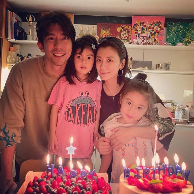 賈靜雯為修傑楷慶生，自曝暫時不能喝酒被猜懷四胎，近照腹部微凸