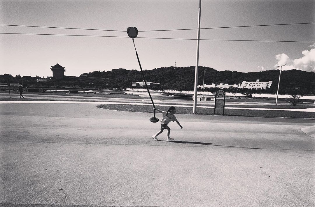 修杰楷变奶爸陪女儿荡秋千，咘咘波妞女汉子画风活泼好动