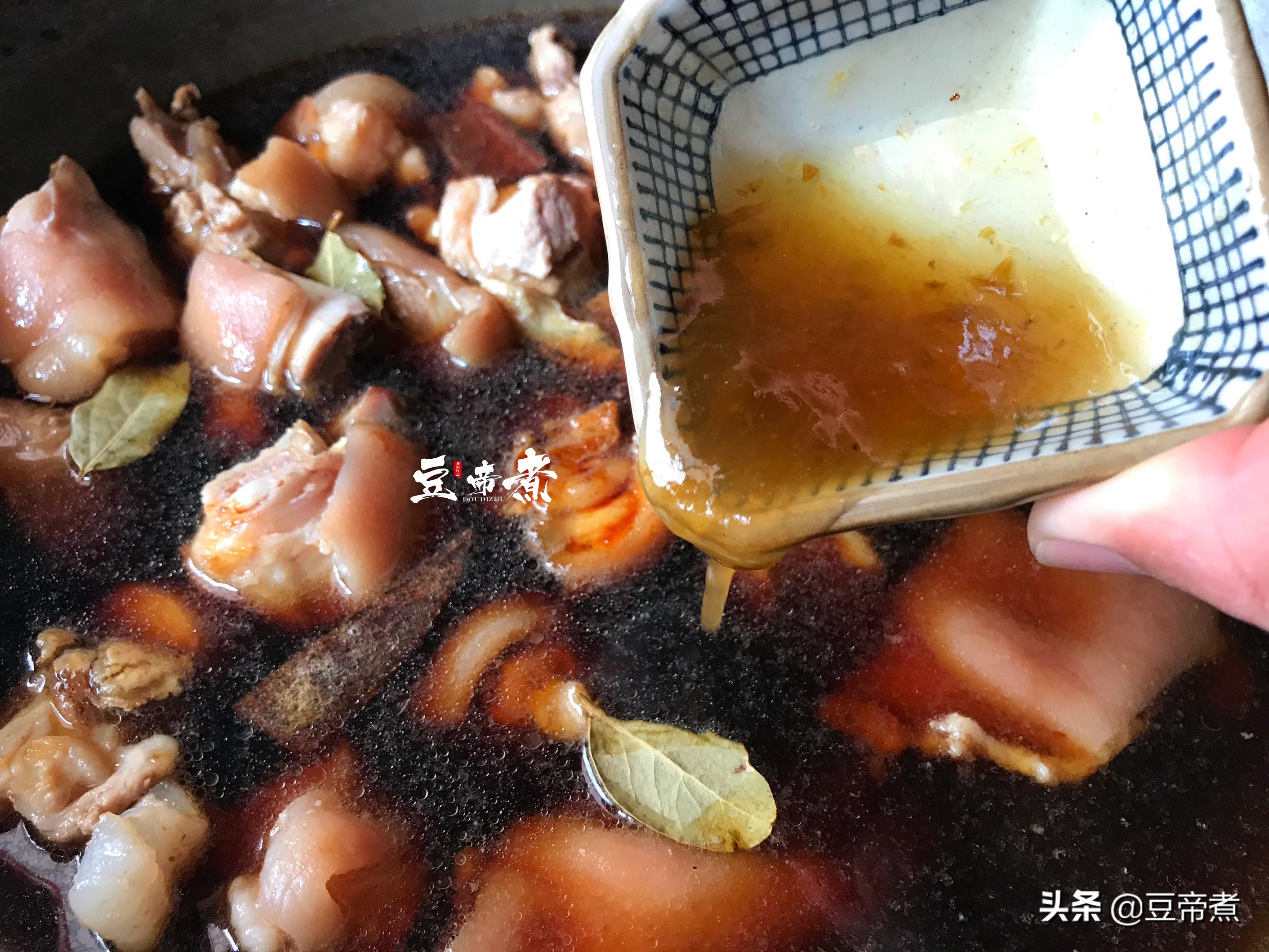 “毛豬”價格跌破10塊錢，趁著豬肉降價，鹵點豬腳解解饞，真香