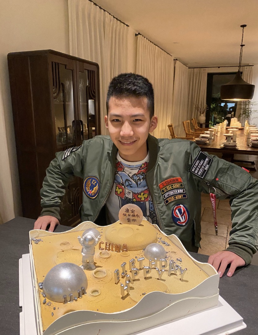 胡軍兒子康康12歲生日，身高赶超媽媽氣質像爸爸，學習成績優異