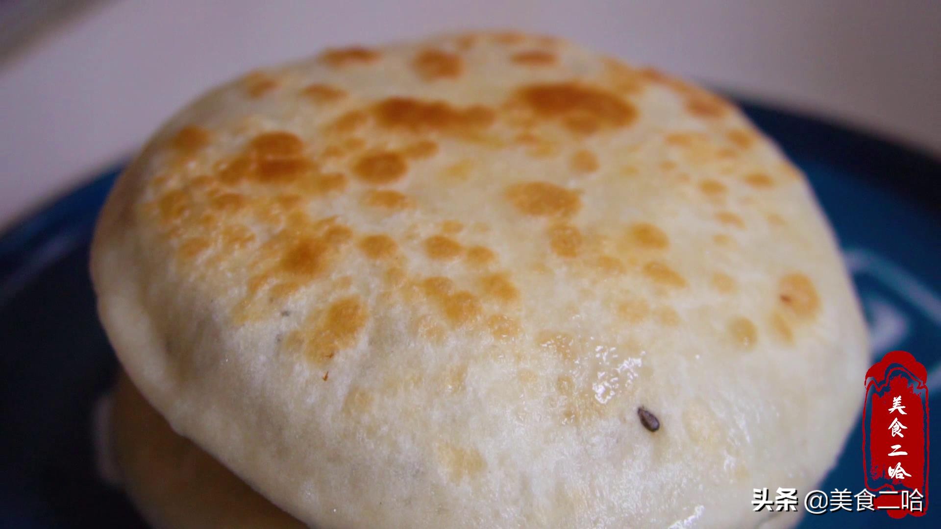 People in Shandong really know how to make sugar biscuits, so they just splash the flour with boiling water.